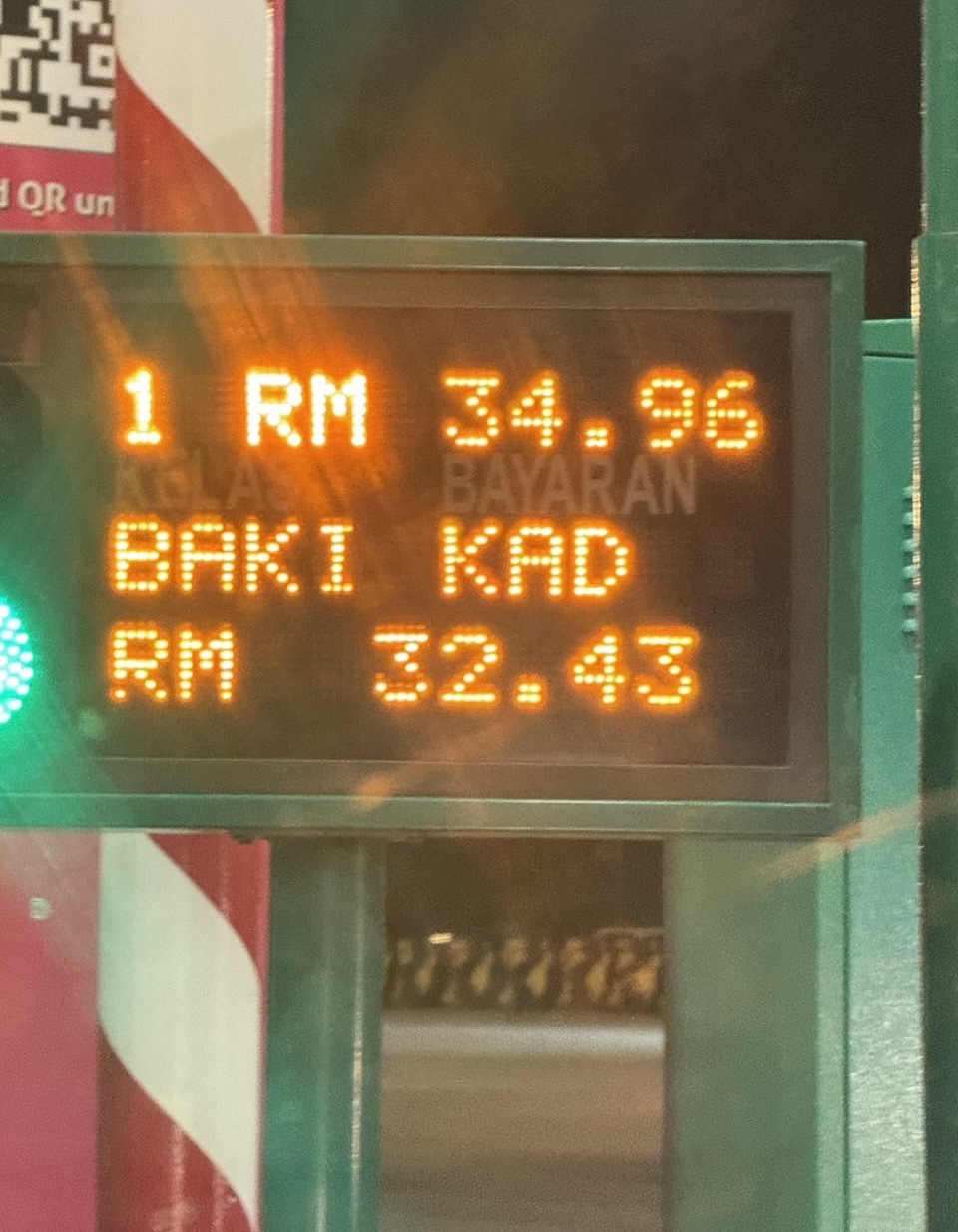 料金表示パネルに表示された金額: 1 RM 34.96, 残高: RM 32.43
